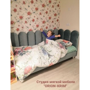 Детская мягкая кровать с угловой спинкой на ножках